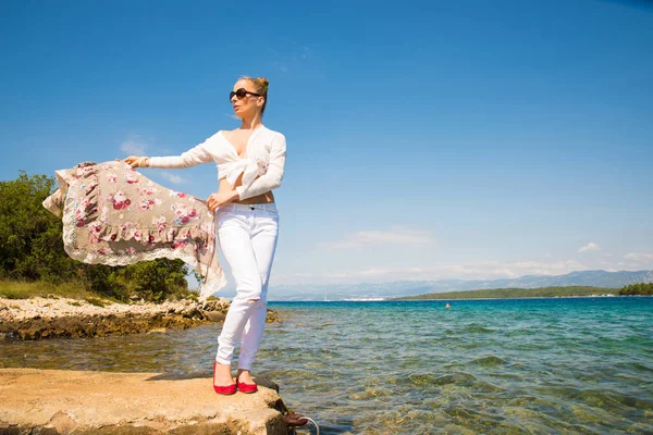 Vacker ung kvinna njuter av havet — Stockfoto