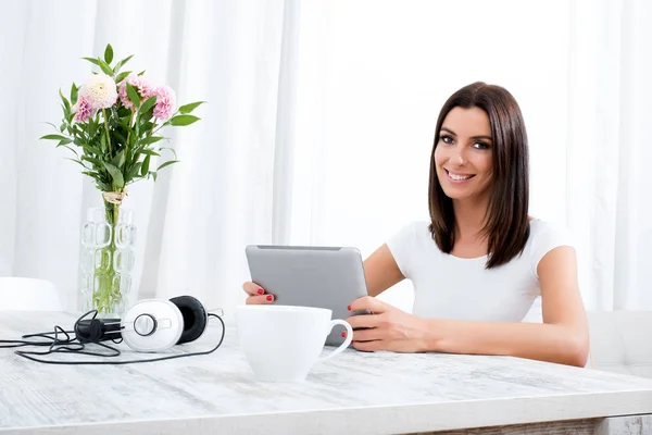 Jonge vrouw met behulp van een tablet pc — Stockfoto