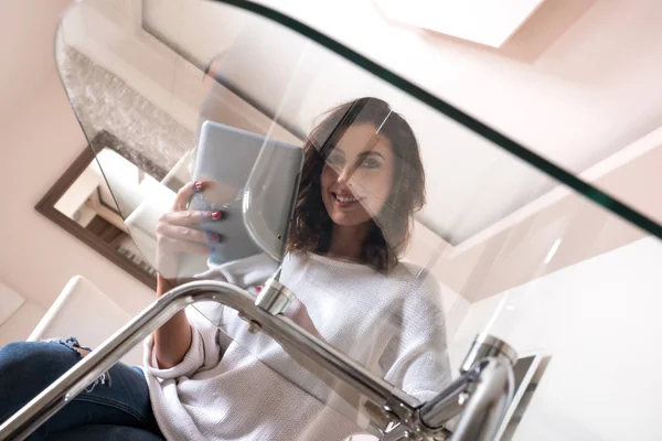 Una hermosa joven en una mesa — Foto de Stock