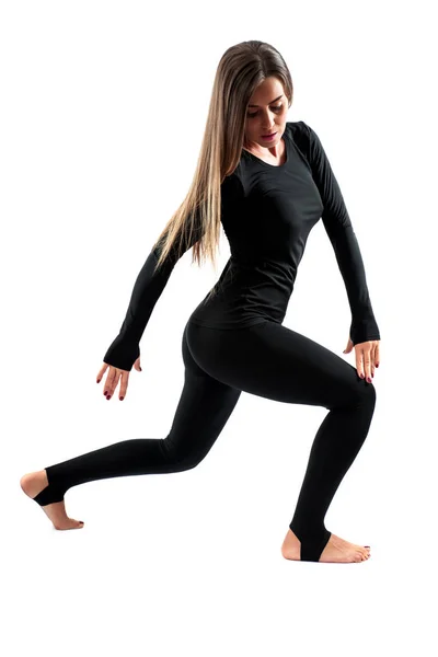 Kvinna som utövar yoga i en studio — Stockfoto