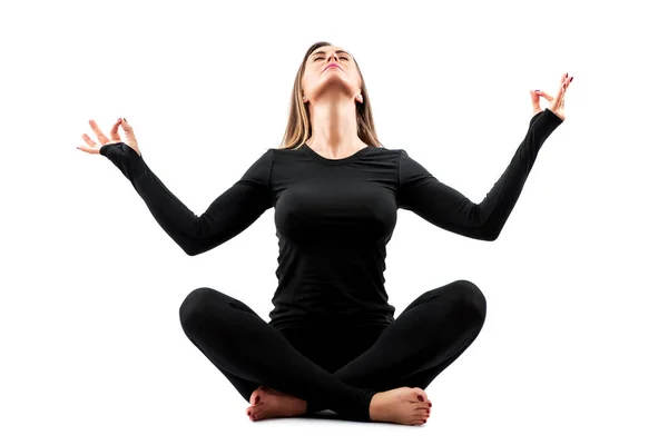 Mulher praticando Yoga em um estúdio — Fotografia de Stock