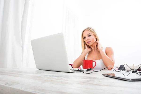 Uma bela jovem mulher a uma mesa — Fotografia de Stock