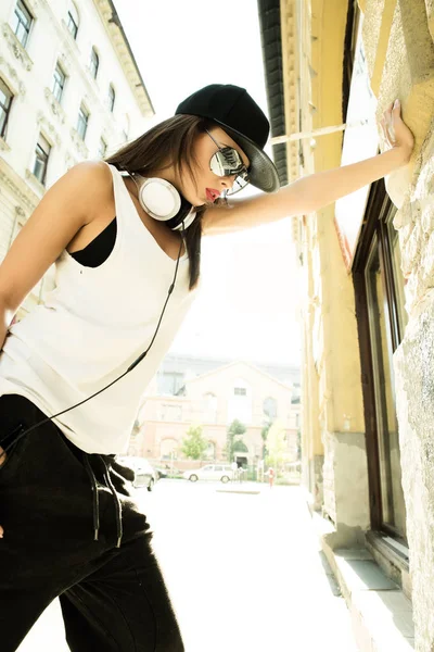 Hip hop chica con auriculares en un entorno urbano — Foto de Stock