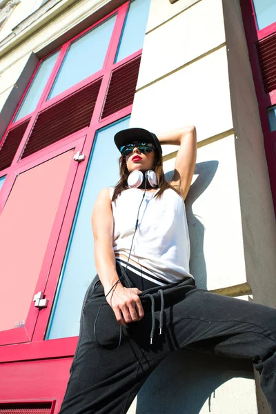 Rapper girl dengan headphone di kota eropa — Stok Foto