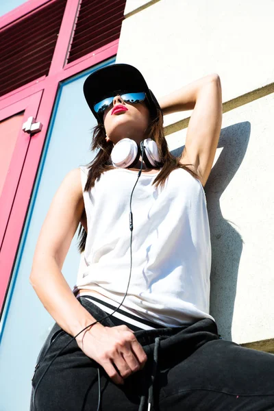 Rapper girl with headphones in a european city — Stock Photo, Image