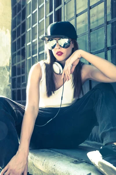 Rapper chica con auriculares en una ciudad europea — Foto de Stock