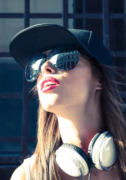 Rapperin mit Kopfhörern in einer europäischen Stadt — Stockfoto