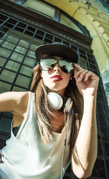 Rapper girl com fones de ouvido em uma cidade europeia — Fotografia de Stock