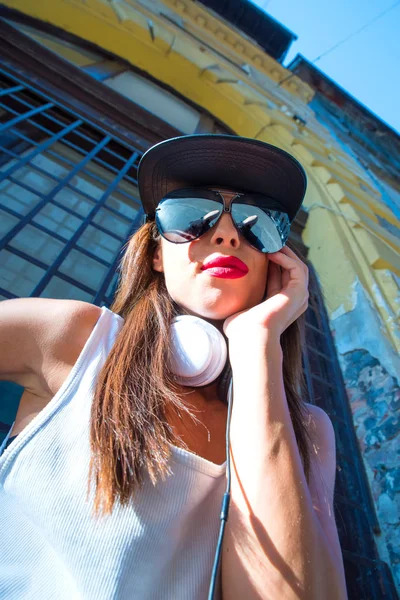 Rapper girl com fones de ouvido em uma cidade europeia — Fotografia de Stock