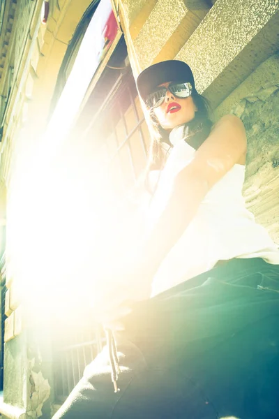 Rapper girl with headphones in a european city — Stock Photo, Image