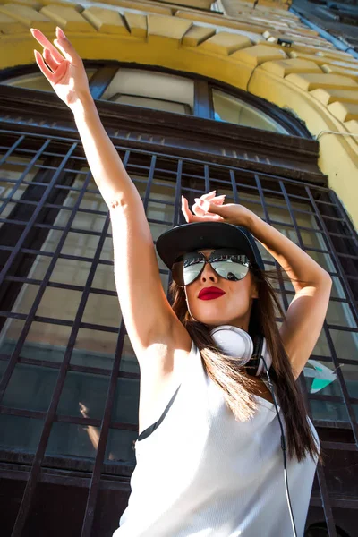 Rapper girl com fones de ouvido em uma cidade europeia — Fotografia de Stock