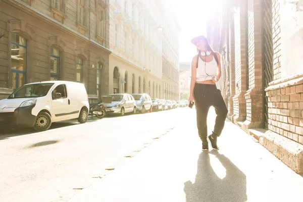 Hip hop ragazza con le cuffie in un ambiente urbano — Foto Stock