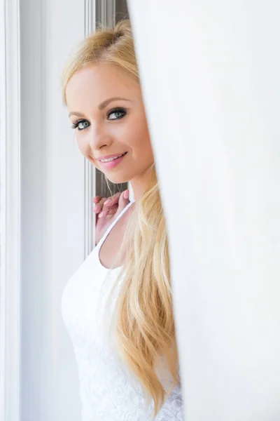 Una hermosa joven en la ventana — Foto de Stock