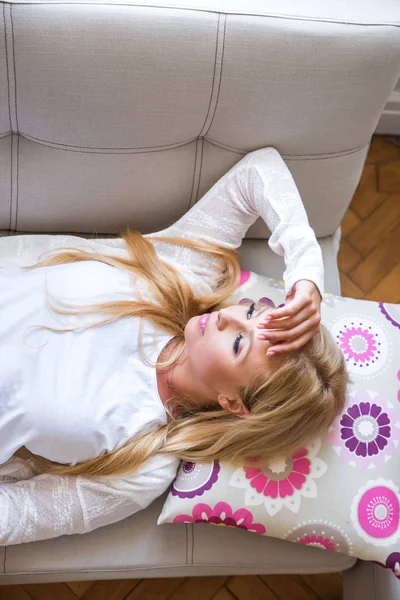 Una bella giovane donna sul divano — Foto Stock