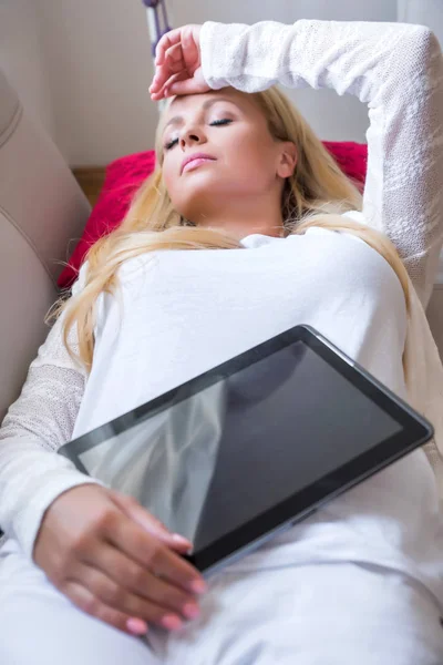 A beautiful young woman on the sofa — Stock Photo, Image