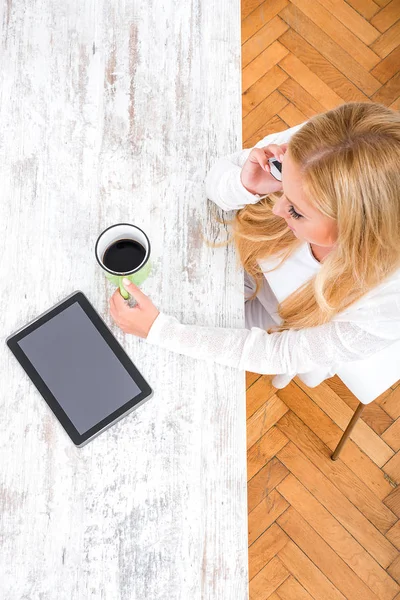 Una hermosa joven en una mesa —  Fotos de Stock