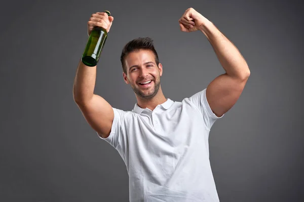 Jovem com uma cerveja — Fotografia de Stock