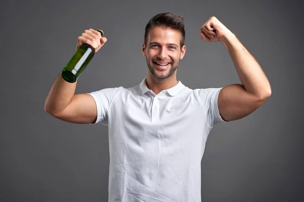 Jovem com uma cerveja — Fotografia de Stock