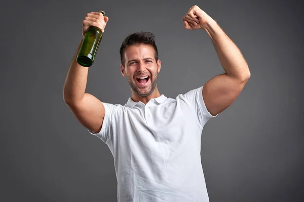 Jovem com uma cerveja — Fotografia de Stock