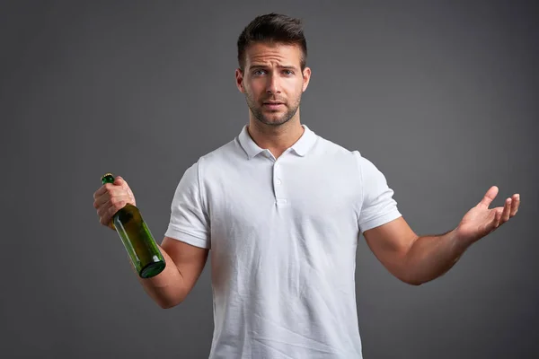 Jovem com uma cerveja — Fotografia de Stock