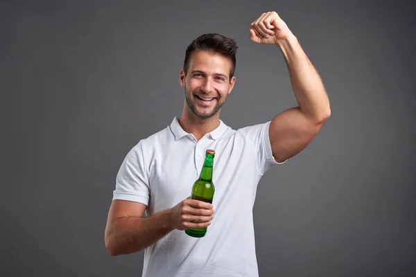 Jovem com uma cerveja — Fotografia de Stock