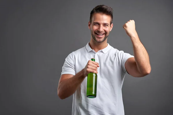 Jovem com uma cerveja — Fotografia de Stock