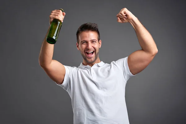 Jovem com uma cerveja — Fotografia de Stock