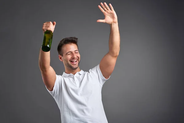 Jovem com uma cerveja — Fotografia de Stock