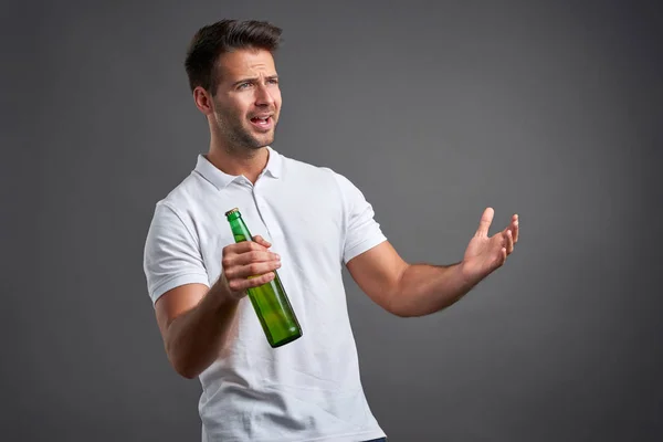 Joven con una cerveza — Foto de Stock