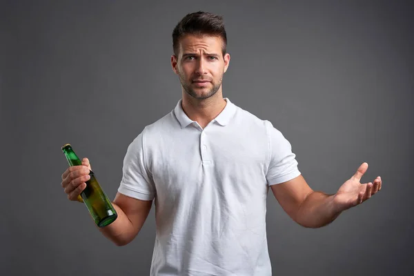 Joven con una cerveza — Foto de Stock