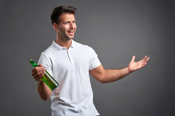 Jeune homme avec une bière — Photo