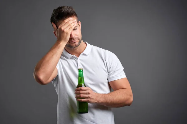 Giovane con una birra — Foto Stock