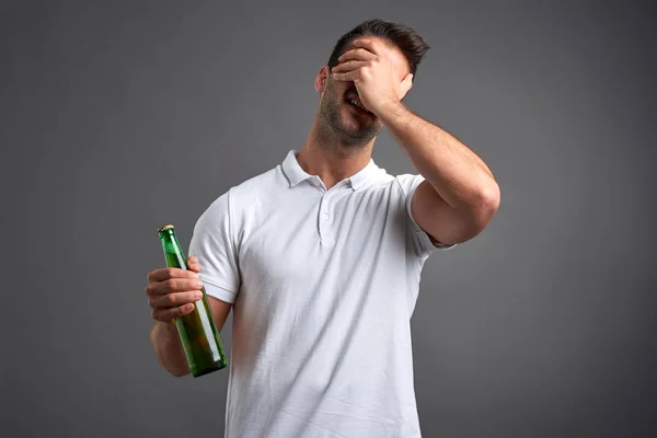 Giovane con una birra — Foto Stock