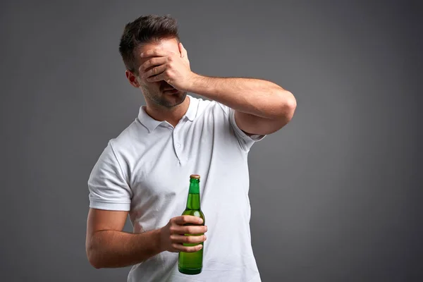 Giovane con una birra — Foto Stock