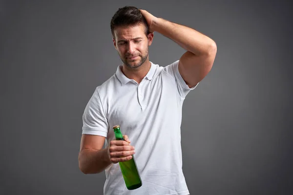 Jeune homme avec une bière — Photo