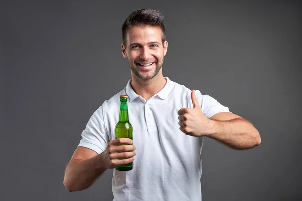 Jonge Man met een biertje — Stockfoto