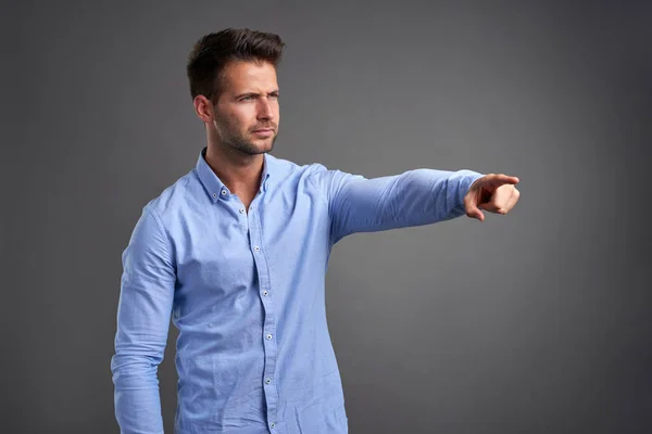 Señalando a un joven — Foto de Stock