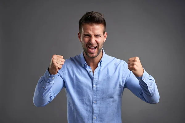 Jovem gritando — Fotografia de Stock