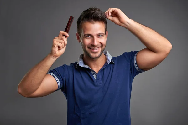 Joven con peine — Foto de Stock