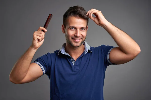 Joven con peine — Foto de Stock