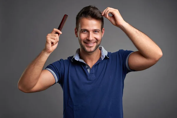 Joven con peine — Foto de Stock