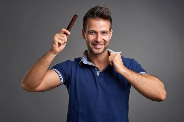 Joven con peine — Foto de Stock