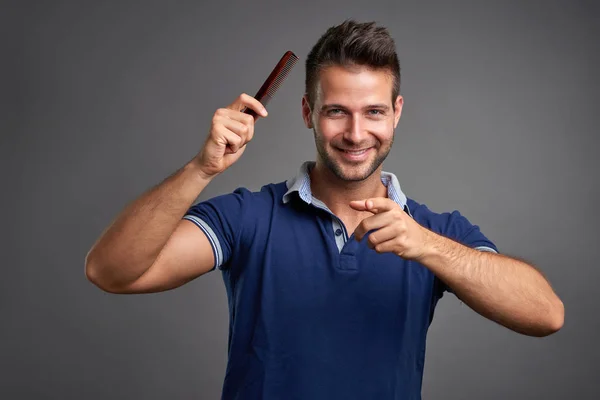 Joven con peine — Foto de Stock