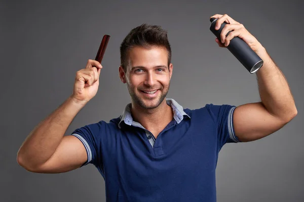 Hombre joven con el peine y spray — Foto de Stock