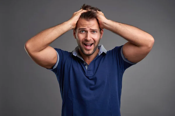 Jonge man schreeuwen — Stockfoto