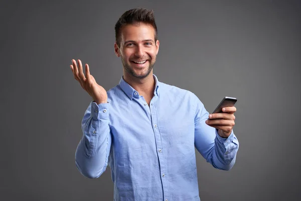 Joven con un smartphone — Foto de Stock