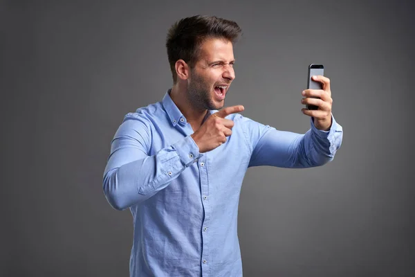 Akıllı telefonu olan genç bir adam. — Stok fotoğraf