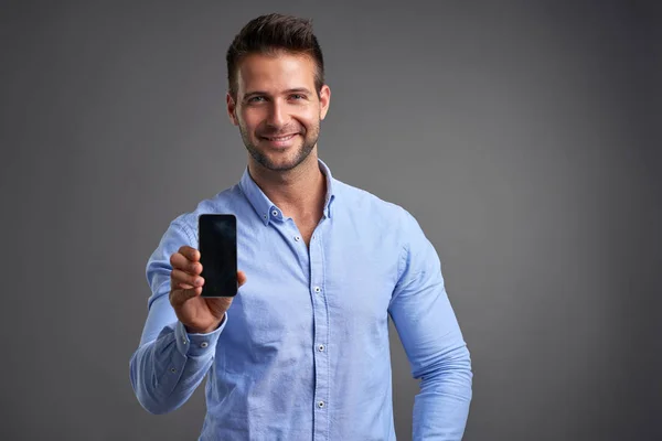 Jonge man met een smartphone — Stockfoto