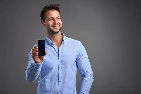 Joven con un smartphone —  Fotos de Stock