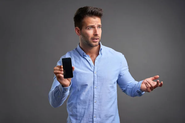 Joven con un smartphone —  Fotos de Stock